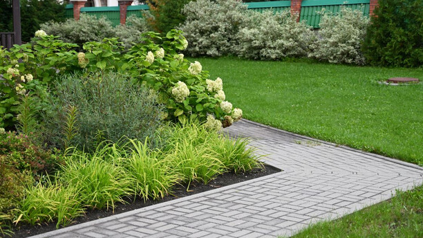 A beton szegélykő szerepe a tartós és rendezett környezet kialakításában