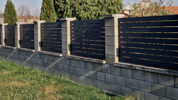 Betonból készült kerítéselemek: ezért érdemes mellettük dönteni