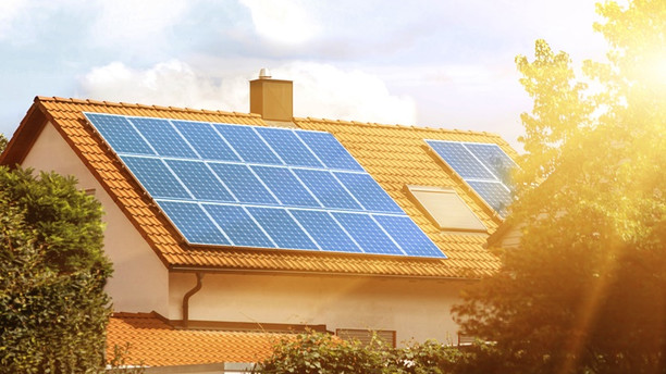 Így lehet napelem telepítésénél a kábeleket átvezetni a tetőn
