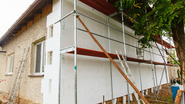 a fotón grafitos polisztirol szigetelés látható ház külső homlokzatán, mivel a polisztirol hőszigetelés kiválóan alkalmas épületek külső szigetelésére