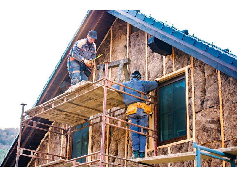 Családi ház homlokzati hőszigetelése esetén az engedélykötelezettség több tényezőtől függ. Engedélyköteles-e családi házak utólagos homlokzati hőszigetelése? És mi van, ha telekhatáron áll a ház? A szomszéddal egyeztetni kell a szigetelésről?