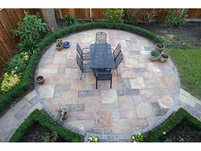 ezekre figyelj, ha térkövezel A térkövezés a kertben hosszú távú befektetés, ezért kell gondosan megtervezned a vízelvezetéstől a burkolt felületek arányáig, emiatt kell tartós, minőségi anyagokat választanod, és szakszerűen elvégeztetned a térkő lerakását.