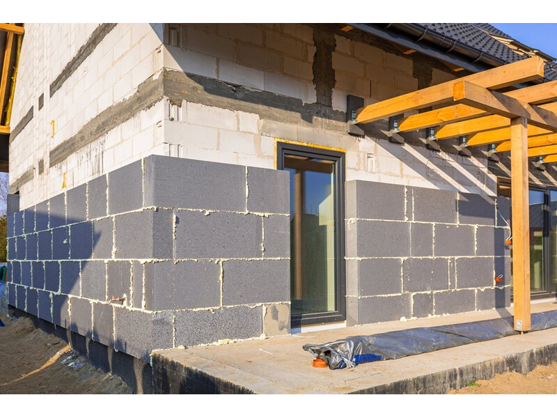 Hatékony a homlokzati szigetelés Austrotherm grafitos polisztirollal Bár nagyon jó homlokzati szigetelőanyag a fehér színű EPS, a gyártók előállították ennek grafitporral kevert változatát, hogy hatékonyabb anyagot hozzanak létre. Ilyen az Austrotherm grafitos homlokzati hőszigetelő lemeze is.