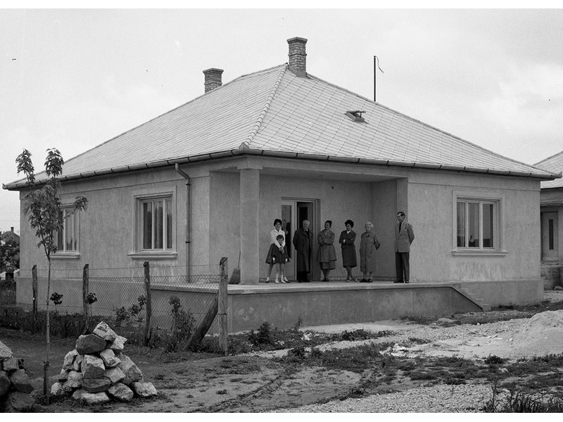 Mennyibe kerül a Kádár-kockák energetikai korszerűsítése? Kiszámoltuk, hogy melyek a felújítás legfontosabb lépései és milyen összeggel kell számolnod. Jó hír, hogy a hamarosan induló otthonfelújítási támogatás Kádár-kockára is igényelhető.