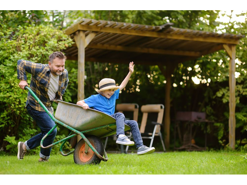 Kényelmes kert az egész családnak az építőanyag kereskedés segítségével Kényelmes kert az egész családnak az építőanyag kereskedés segítségével