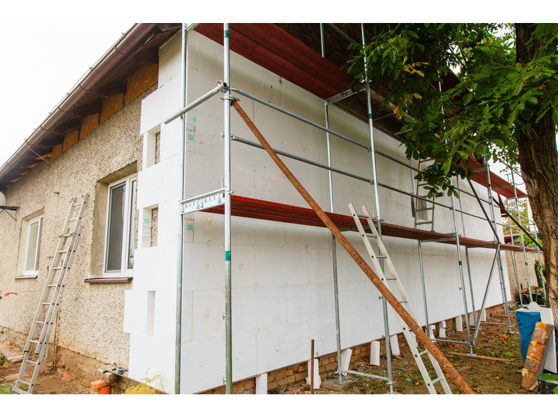 a fotón grafitos polisztirol szigetelés látható ház külső homlokzatán, mivel a polisztirol hőszigetelés kiválóan alkalmas épületek külső szigetelésére