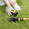 Fiskars Impulzusos esőztető, fémből, kerekekkel Fiskars Impulzusos esőztető, fémből, kerekekkel