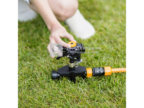 Fiskars Impulzusos esőztető, fémből, kerekekkel Fiskars Impulzusos esőztető, fémből, kerekekkel