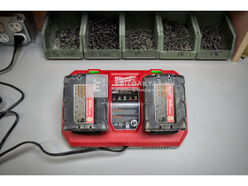 Milwaukee M18DFC M18™ duál gyorstöltő Milwaukee M18DFC M18™ duál gyorstöltő