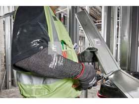 Milwaukee vágásbiztos alkarvédő, E szint, 40 cm Milwaukee vágásbiztos alkarvédő, E szint, 40 cm