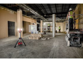 Milwaukee M18HOSALC-0 M18 nagy teljesítményű állványos térmegvilágító lámpa és töltő Milwaukee M18HOSALC-0 M18 nagy teljesítményű állványos térmegvilágító lámpa és töltő