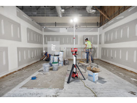 Milwaukee M18HOSALC-0 M18 nagy teljesítményű állványos térmegvilágító lámpa és töltő Milwaukee M18HOSALC-0 M18 nagy teljesítményű állványos térmegvilágító lámpa és töltő