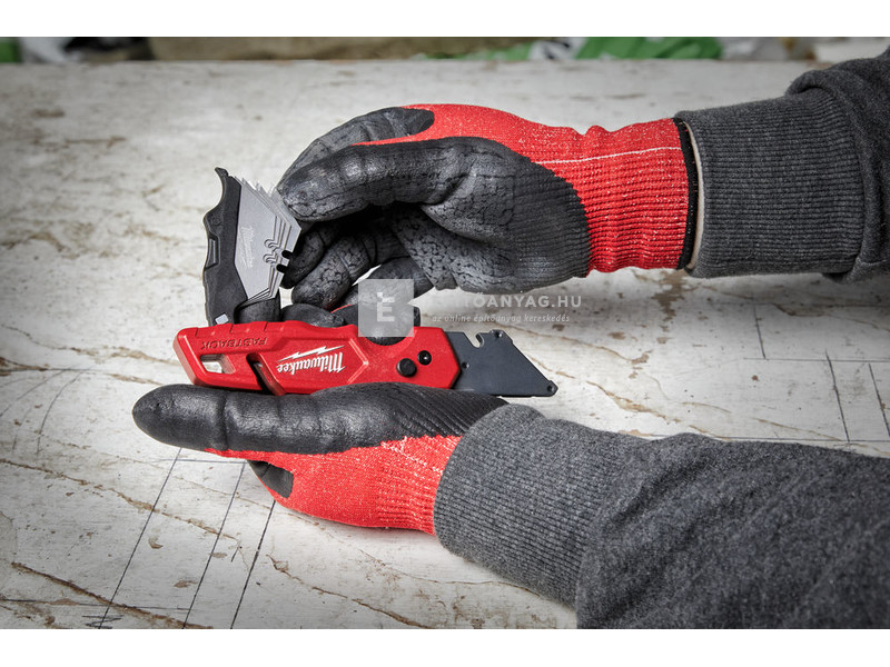 Milwaukee összecsukható kés pengetartóval