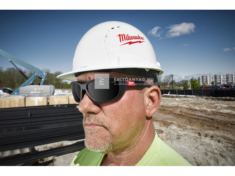 Milwaukee Prémium védőszemüveg tömítéssel sötétített-polarizált