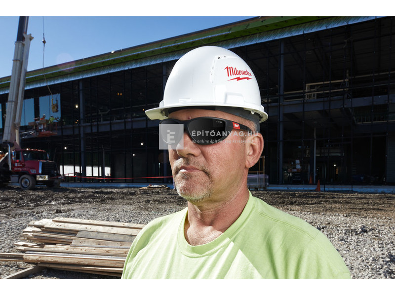 Milwaukee Prémium védőszemüveg tömítéssel sötétített-polarizált