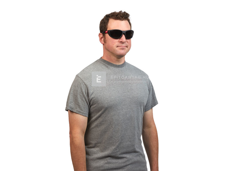 Milwaukee Prémium védőszemüveg tömítéssel sötétített-polarizált