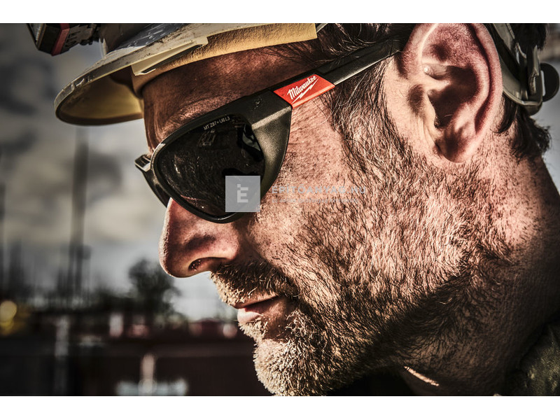 Milwaukee Prémium védőszemüveg tömítéssel sötétített-polarizált