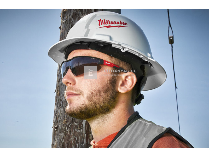Milwaukee védőszemüveg sötétített, párásodásmentes