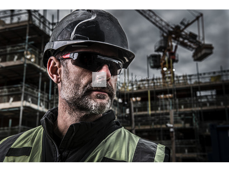 Milwaukee védőszemüveg sötétített, párásodásmentes