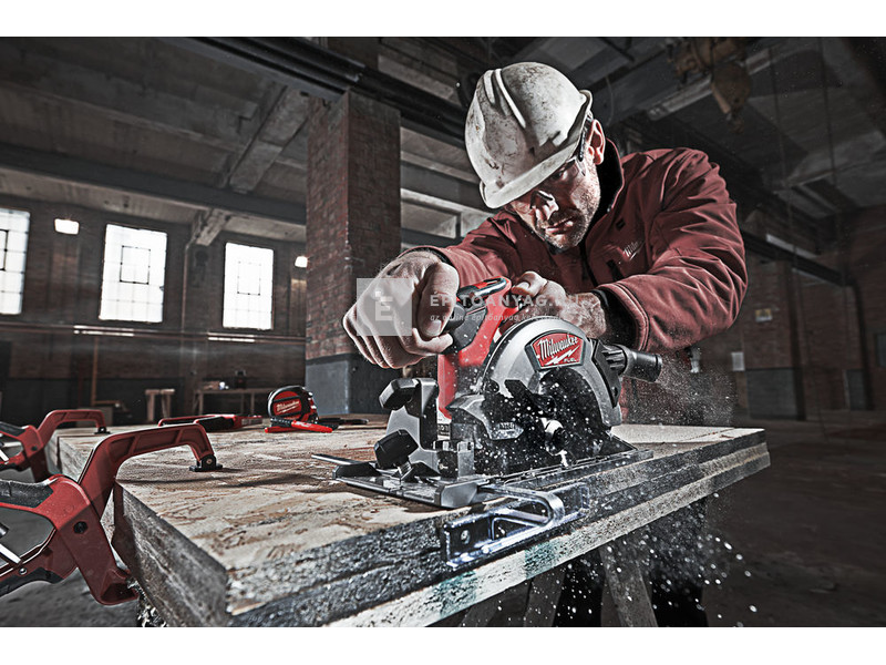 Milwaukee M18CCS55-0 M18 FUEL™ körfűrész 55 mm vágási mélységgel