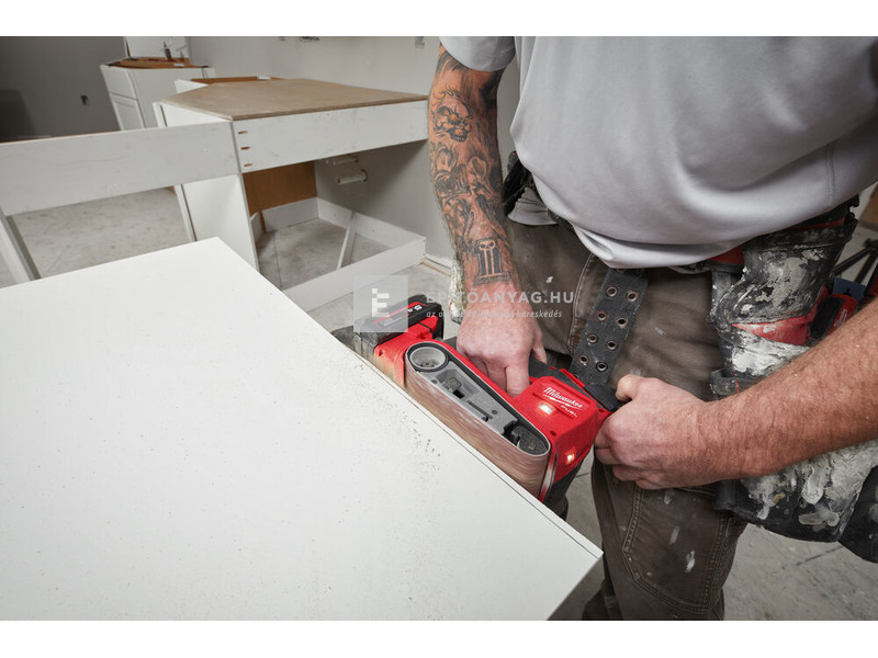 Milwaukee M18FBTS75-0 M18 FUEL™ 75 mm-es szalagcsiszoló