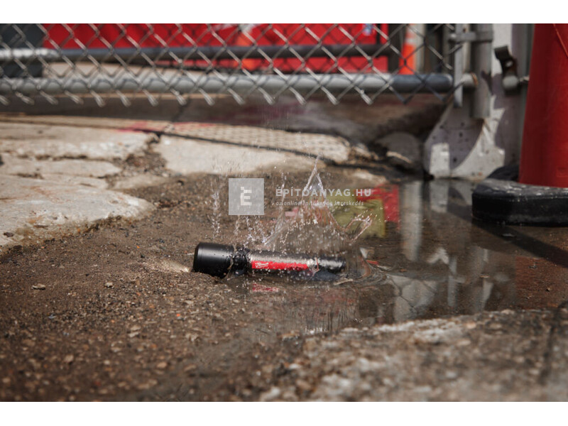 Milwaukee L4FL2000-301 USB újratölthető zseblámpa, 2000 lumen