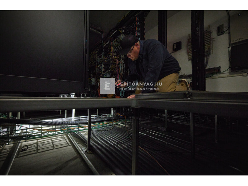 Milwaukee L4FL2000-301 USB újratölthető zseblámpa, 2000 lumen