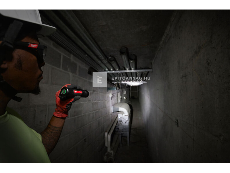 Milwaukee L4FL2000-301 USB újratölthető zseblámpa, 2000 lumen