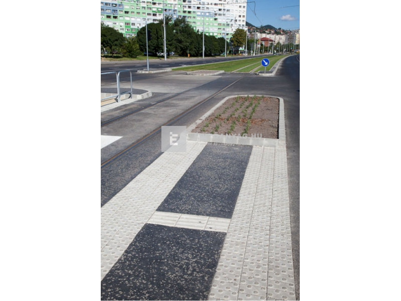 Leier taktilis vezetőkő bordás, fehér 30x30x6 cm